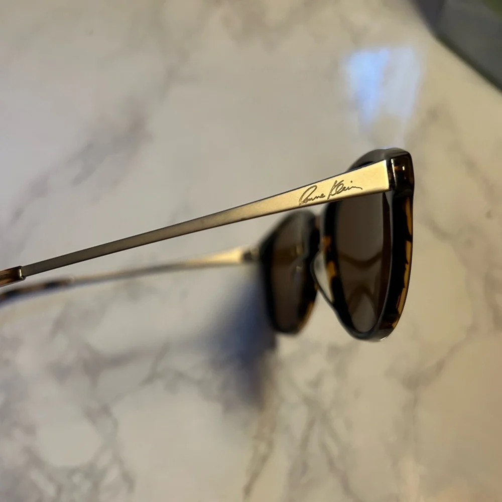 Anne Klein round/cat eye tortoise shell sunglasses